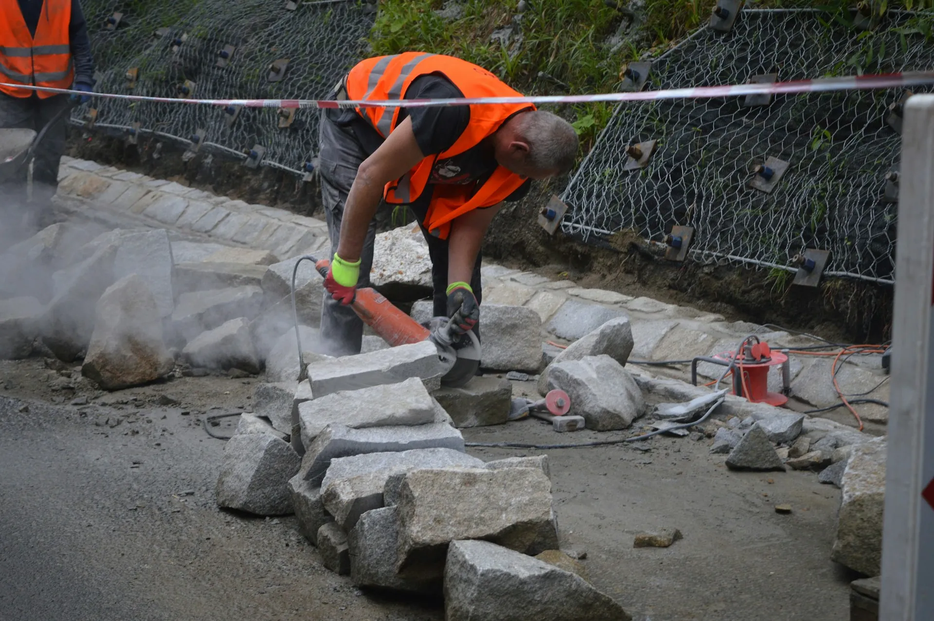 Sten tilpasses ved en vejkant