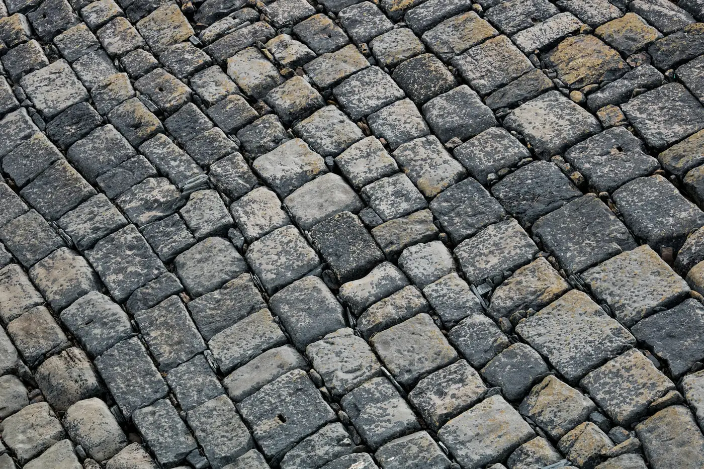 Nærbillede af gamle brosten