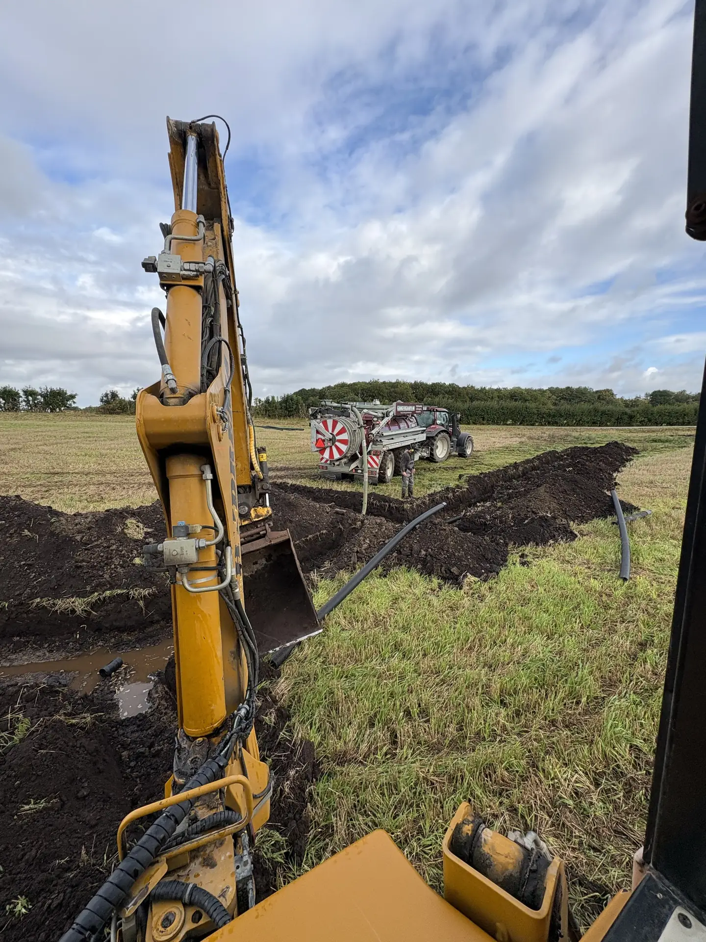 Rende graves, set fra gravemaskinens førerhus
